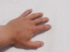 braune-hand-auf-weissem-sand