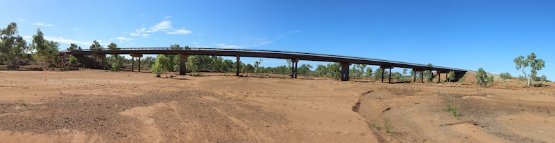 Panorama Brücke über ausgetrocknetem Fluss