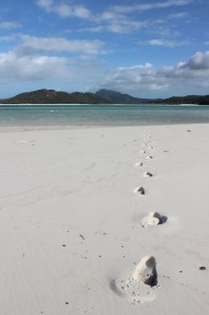 Fußspuren im weißen Sand vom Whitehaven Beach
